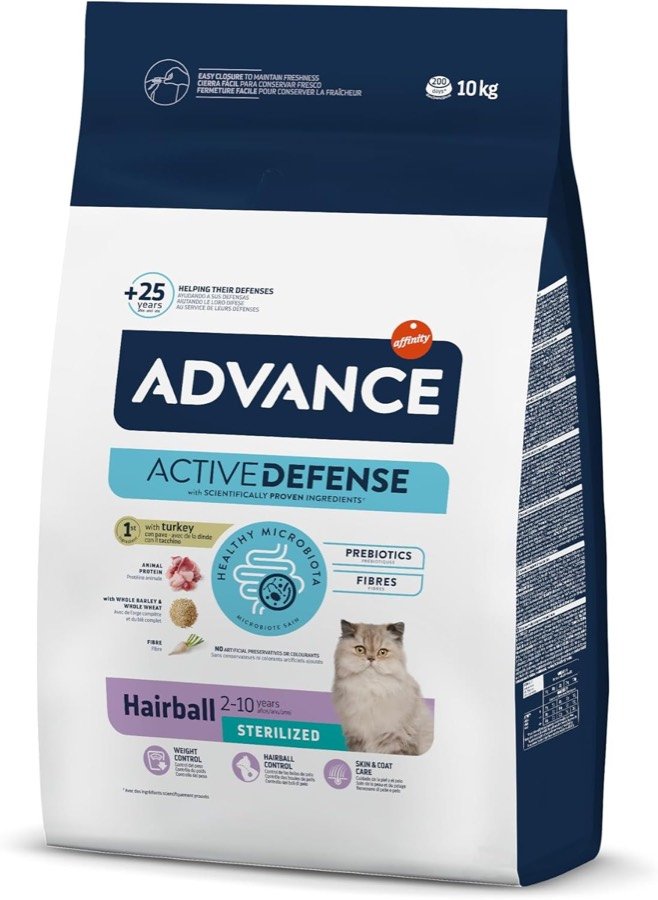 Saco blanco y azul marino de 10 kg de Advance Active Defense Hairball Sterilized, con un gato persa en la portada