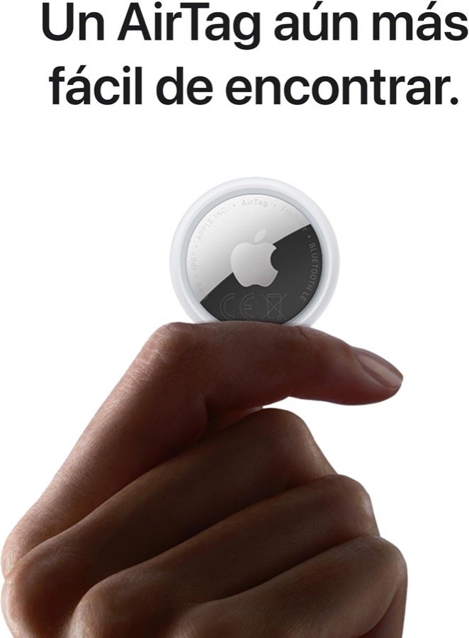 Ver imagen 2 de 6: Una mano sostiene un AirTag entre los dedos junto al reclamo «Un AirTag aún más fácil de encontrar»