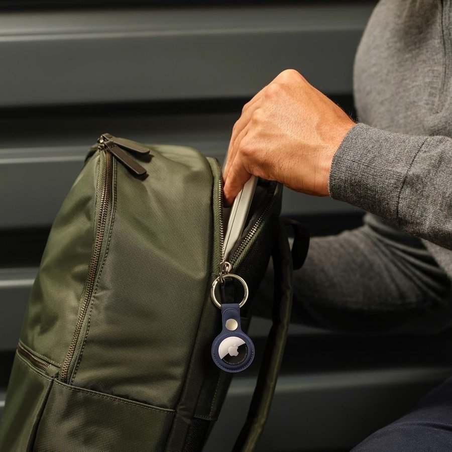 Ver imagen 3 de 6: AirTag colgado con un enganche de una mochila que alguien lleva al hombro