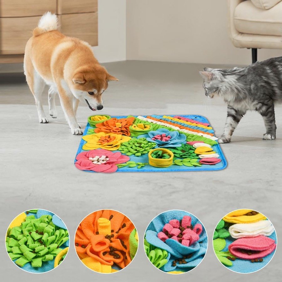 Ver imagen 3 de 6: Shiba inu y gato acercándose a la alfombra de flores, con detalles de los distintos escondites