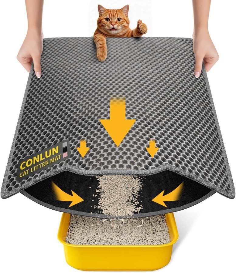 Manos levantando la alfombrilla Conlun de panal gris para vaciar la arena acumulada entre las dos capas en un arenero amarillo