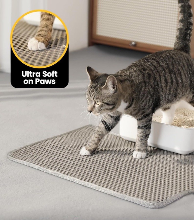 Ver imagen 3 de 6: Gato atigrado saliendo de un arenero sobre la alfombrilla Conlun gris, con el rótulo «Ultra Soft on Paws»