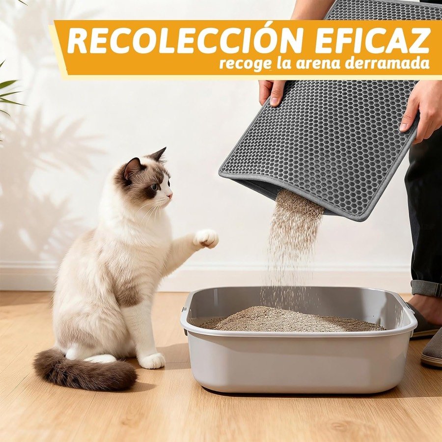 Ver imagen 4 de 6: Persona vaciando la arena de la alfombrilla Pieviev en un arenero junto a un gato ragdoll