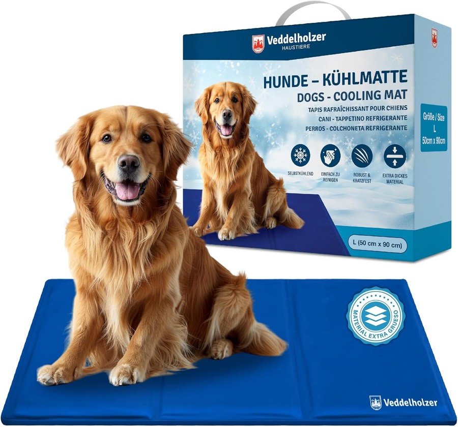 Golden retriever sentado sobre la alfombrilla refrigerante Veddelholzer azul, junto a su caja con el rótulo «Hunde-Kühlmatte»