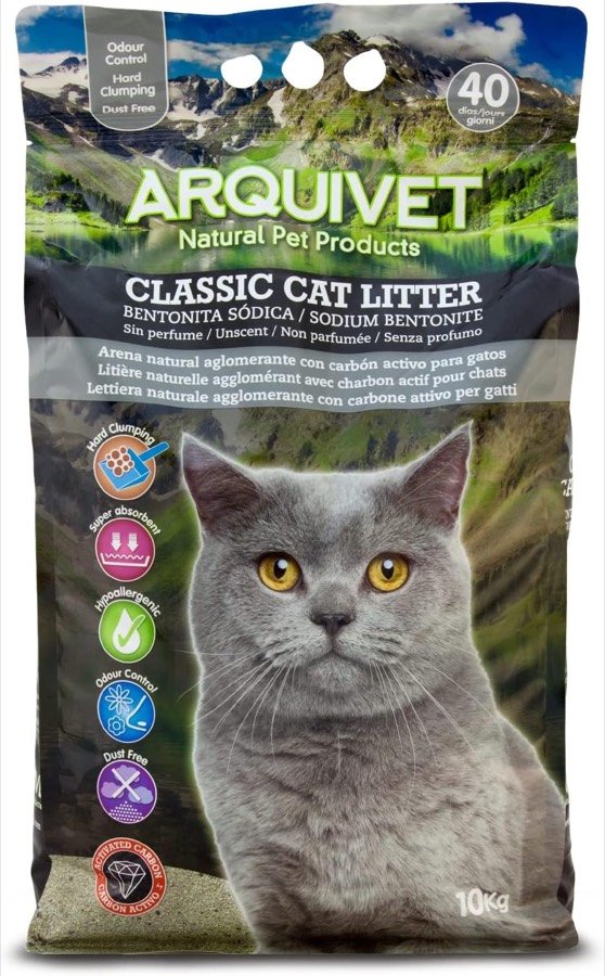 Saco de 10 kg de arena Arquivet Classic Cat Litter de bentonita sódica con un gato gris sobre fondo de montañas