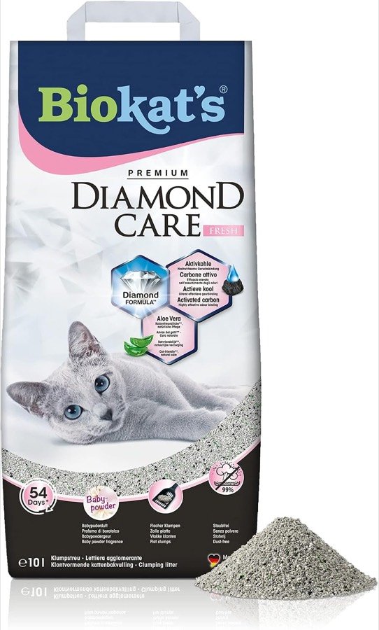 Saco de 10 litros de Biokat's Diamond Care Fresh con un gato gris tumbado y un montón de arena delante