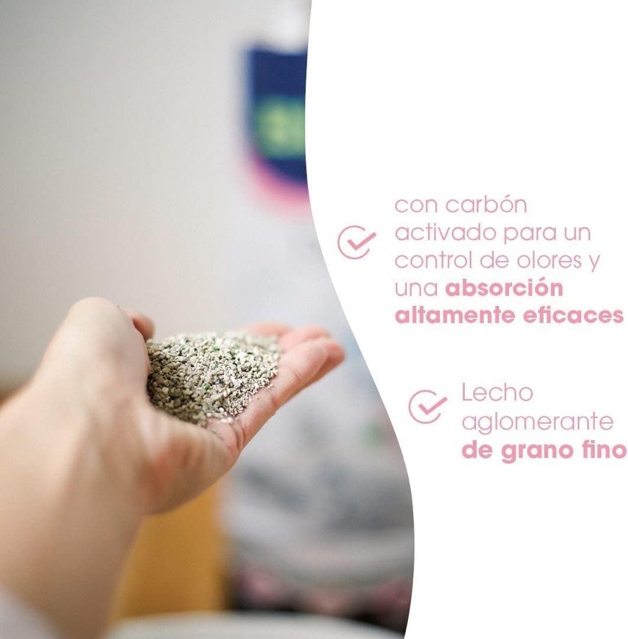 Ver imagen 4 de 6: Mano con un puñado de arena fina Biokat's y los rótulos de carbón activado y lecho de grano fino