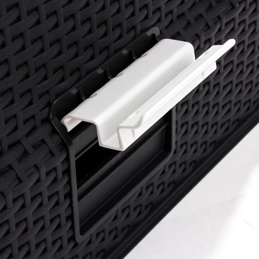 Ver imagen 3 de 6: Detalle del asa blanca del techo del arenero Curver, que abre la ventana del filtro