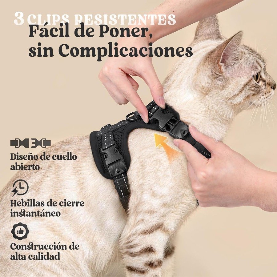 Ver imagen 4 de 6: Manos colocando el arnés rabbitgoo a un gato blanco y crema sin pasarlo por la cabeza, abriendo el clip del cuello