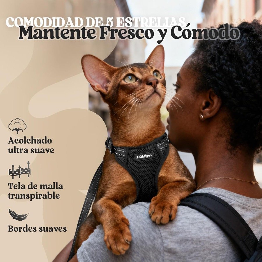 Ver imagen 6 de 6: Gato abisinio con el arnés rabbitgoo negro en brazos de su dueña, con los rótulos de acolchado y malla transpirable