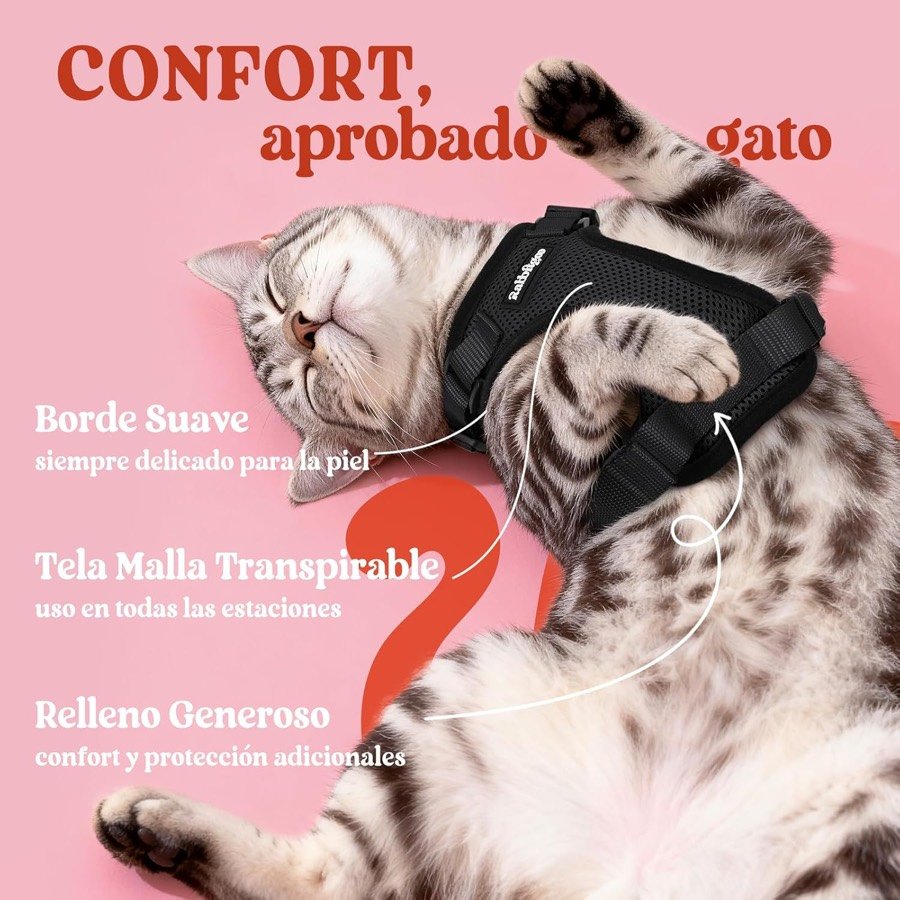 Ver imagen 4 de 6: Gato atigrado tumbado panza arriba con el arnés rabbitgoo puesto, señalando el borde suave y el relleno acolchado