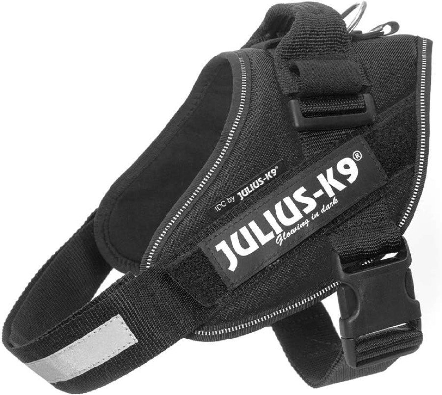 Arnés Julius-K9 IDC Power negro visto en tres cuartos, con la banda reflectante del pecho y la etiqueta de velcro