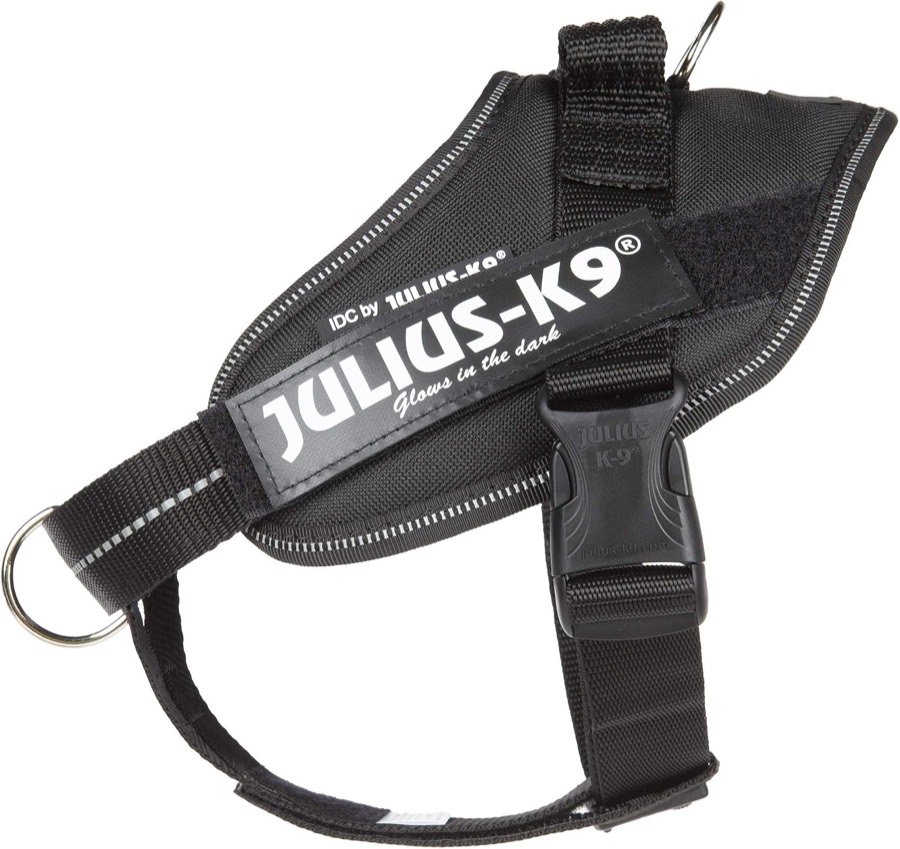 Arnés Julius-K9 IDC Powerharness negro visto de lado, con el parche de velcro de la marca y el asa dorsal