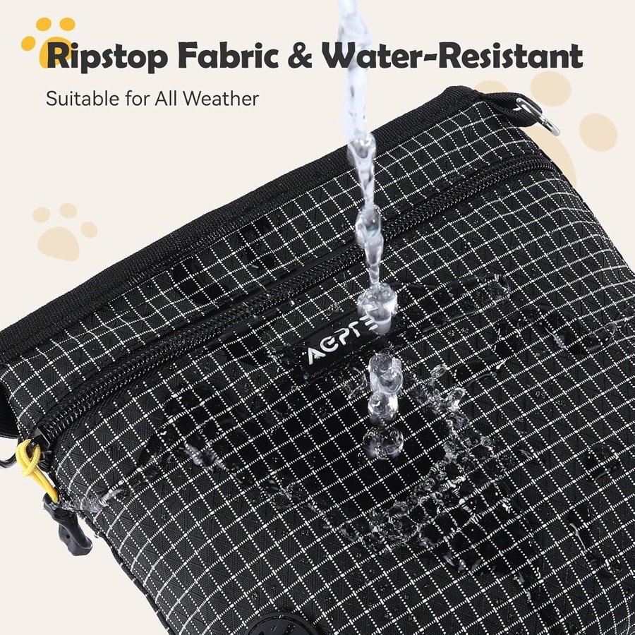 Ver imagen 6 de 6: Chorro de agua cayendo sobre el tejido ripstop de la riñonera AGPTEK sin calarlo