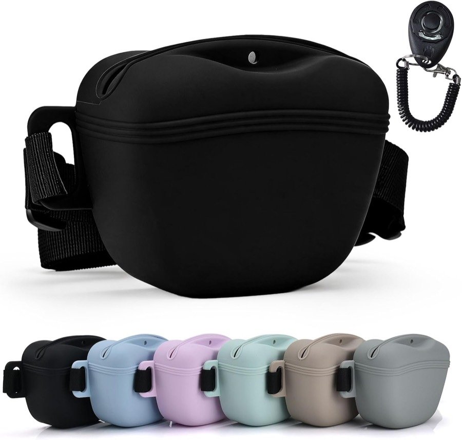 Bolsa de premios AOKLANT de silicona negra con su cinturón y el clicker colgando, y debajo las seis variantes de color