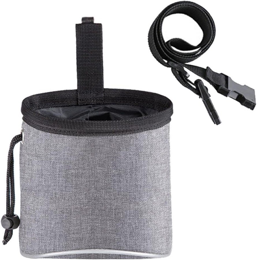 Bolsa de premios Yoosso gris de tela jaspeada con el cierre de cordón abierto, junto al cinturón negro y su clip