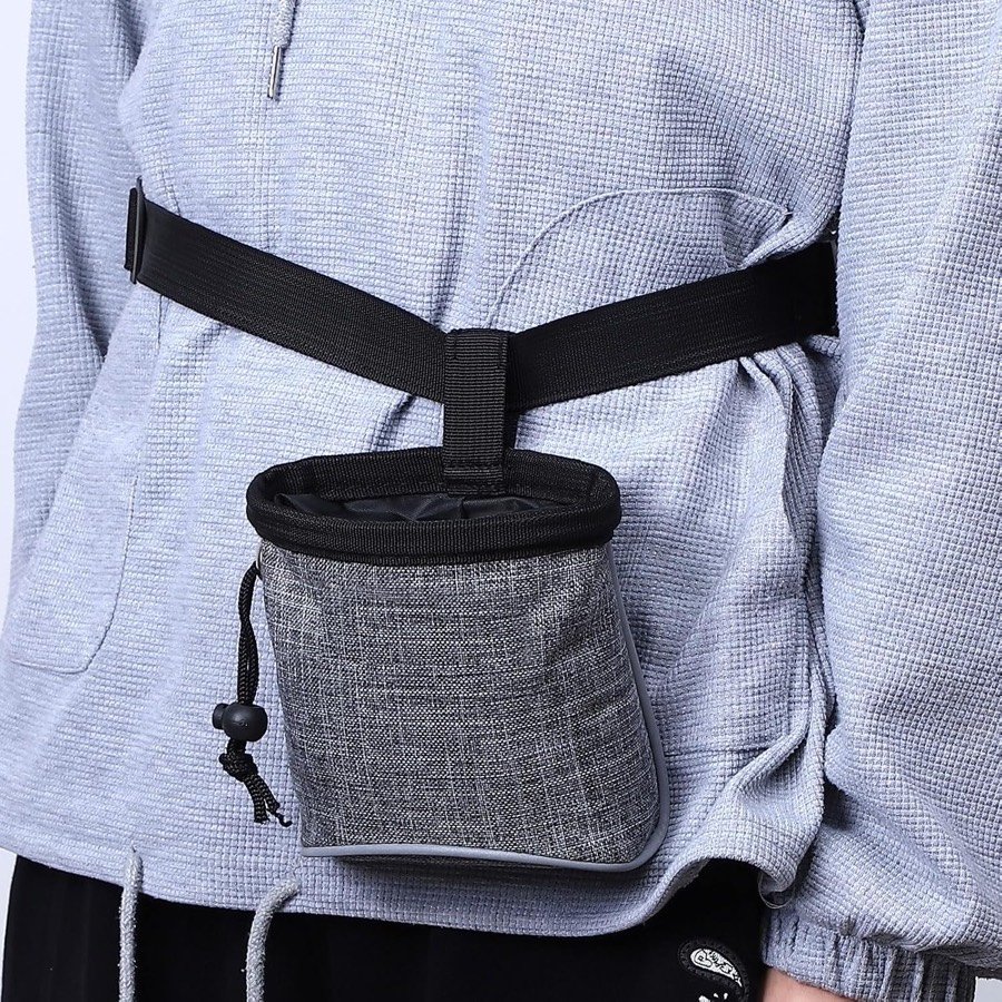 Ver imagen 5 de 6: Persona con la bolsa Yoosso sujeta al cinturón negro sobre un pantalón oscuro