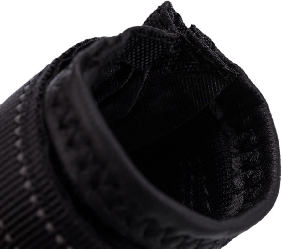 Ver imagen 6 de 6: Detalle del borde superior de la bota Trixie con la cinta reflectante cosida y la malla transpirable