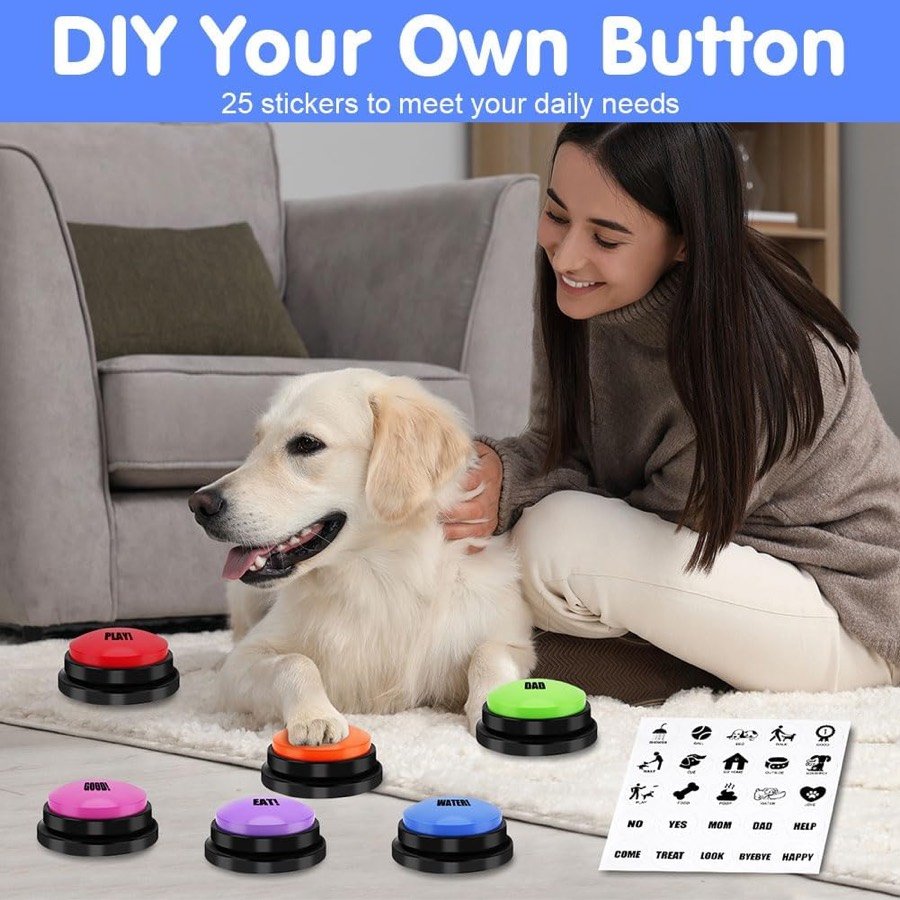 Ver imagen 6 de 6: Mujer y perro con los botones vsshe y la hoja de 25 pegatinas para personalizarlos