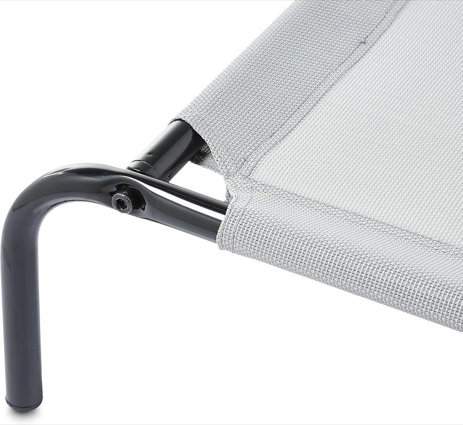 Ver imagen 3 de 6: Detalle de la unión entre la pata de hierro y la malla tensada de la cama elevada Amazon Basics
