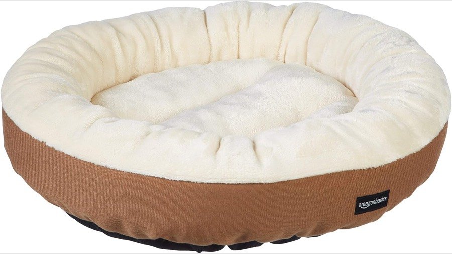 Cama redonda Amazon Basics de franela en color marrón y marfil vista en perspectiva