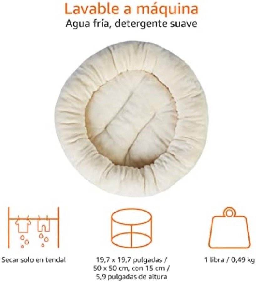 Ver imagen 3 de 6: Gato durmiendo hecho un ovillo dentro de la cama redonda Amazon Basics