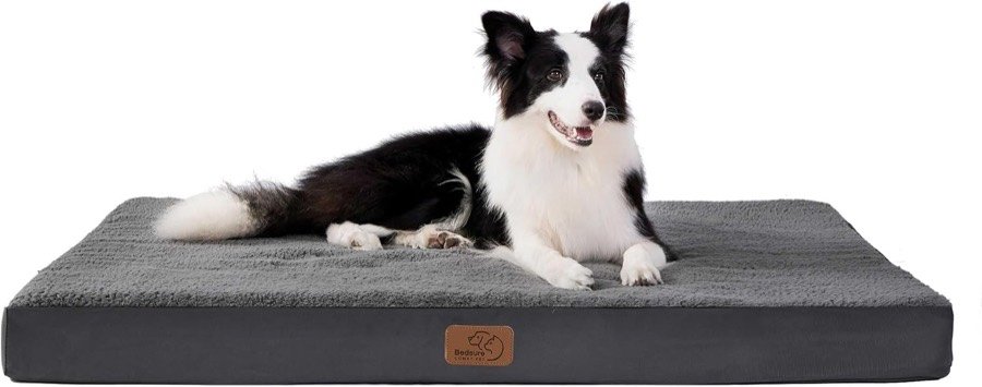 Border collie tumbado sobre el colchón ortopédico Bedsure en color gris oscuro