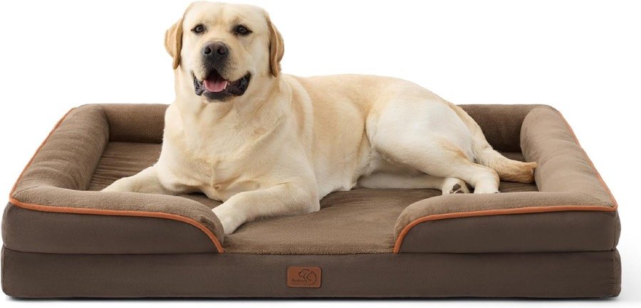 Labrador tumbado sobre la cama-sofá ortopédica Bedsure en color marrón, con los tres bordes elevados a la vista