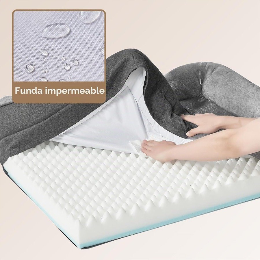 Ver imagen 4 de 6: Manos sacando el colchón de caja de huevos de la funda de la EHEYCIGA, con el forro impermeable blanco a la vista