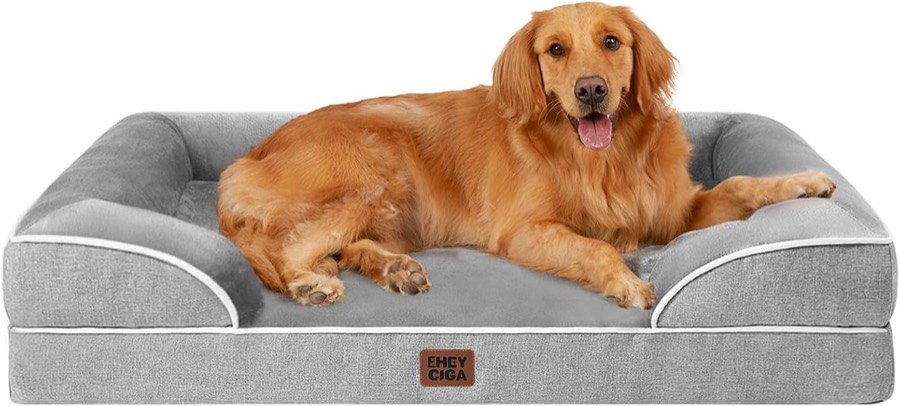 Golden retriever tumbado en la cama sofá EHEYCIGA gris, con bordes elevados en tres lados y ribete blanco