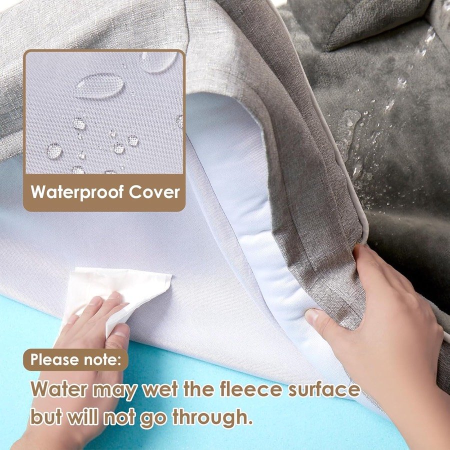 Ver imagen 4 de 6: Mano retirando la funda de la cama EHEYCIGA sobre el forro impermeable blanco, con el aviso de que el agua moja la franela pero no la atraviesa