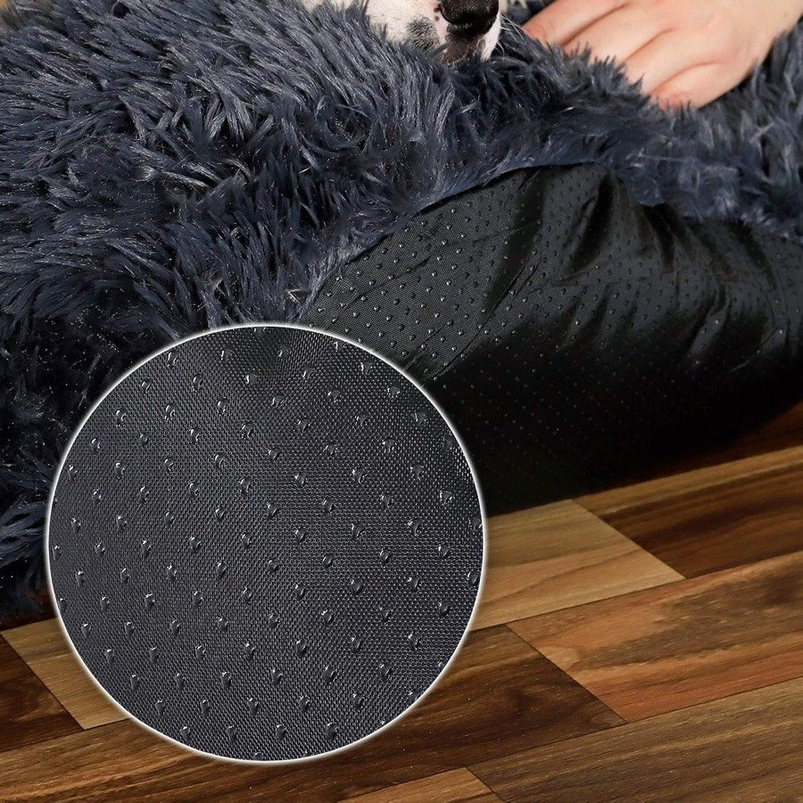 Ver imagen 4 de 5: Detalle de la base negra de la cama lionto con motas antideslizantes, sobre un suelo de madera