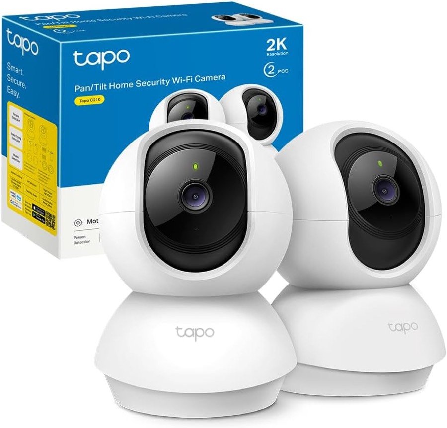 Las dos cámaras Tapo C210 blancas junto a su caja azul