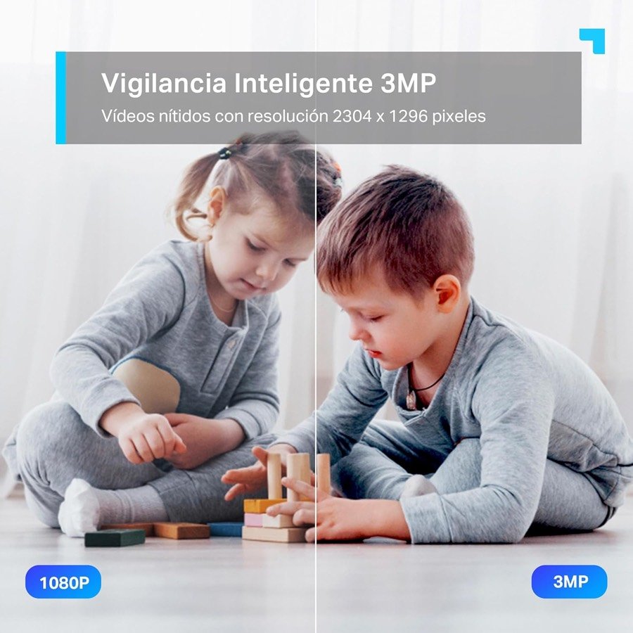Ver imagen 3 de 6: La cámara vigilando una habitación donde dos niños juegan en el suelo