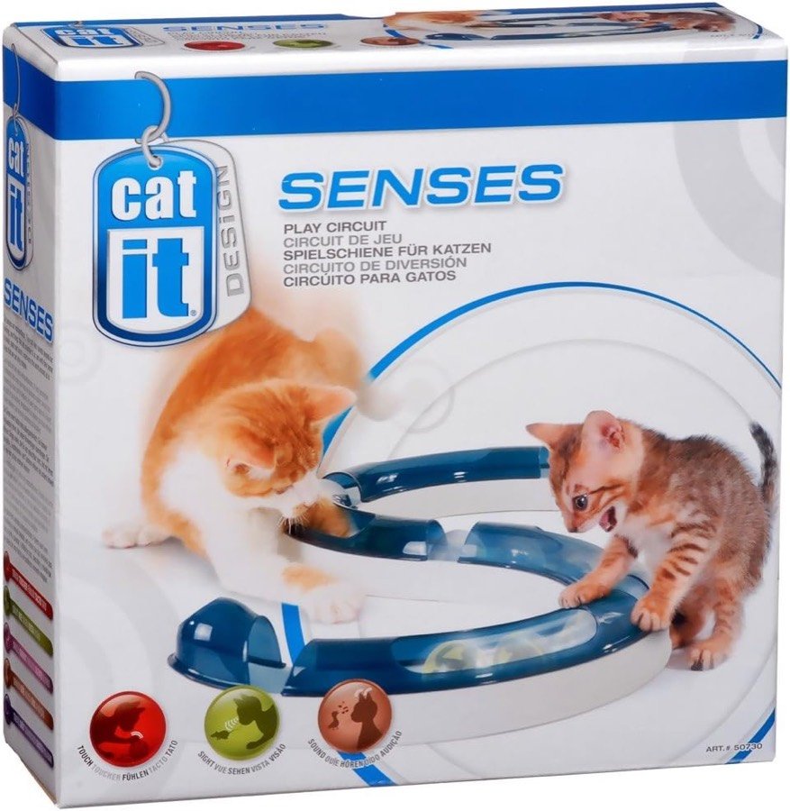 Caja del Catit Design Senses Play Circuit, con dos gatitos jugando con el circuito azul y blanco