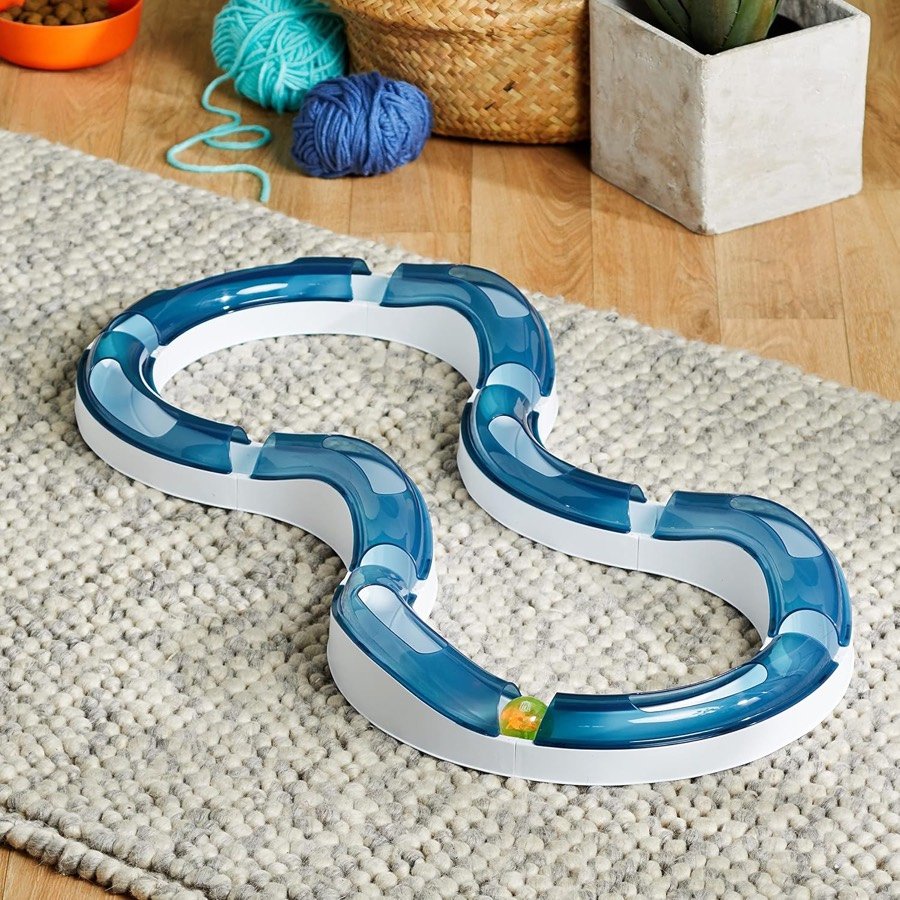 Ver imagen 2 de 2: El Catit Super Roller Circuit montado sobre una alfombra, con la bola naranja visible en uno de los tramos