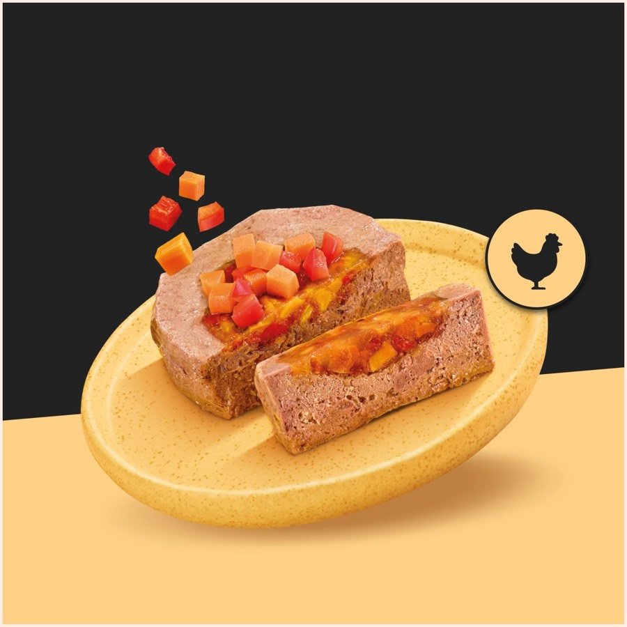 Ver imagen 4 de 6: Bodegón del paté servido en un plato con los trozos de verdura por encima