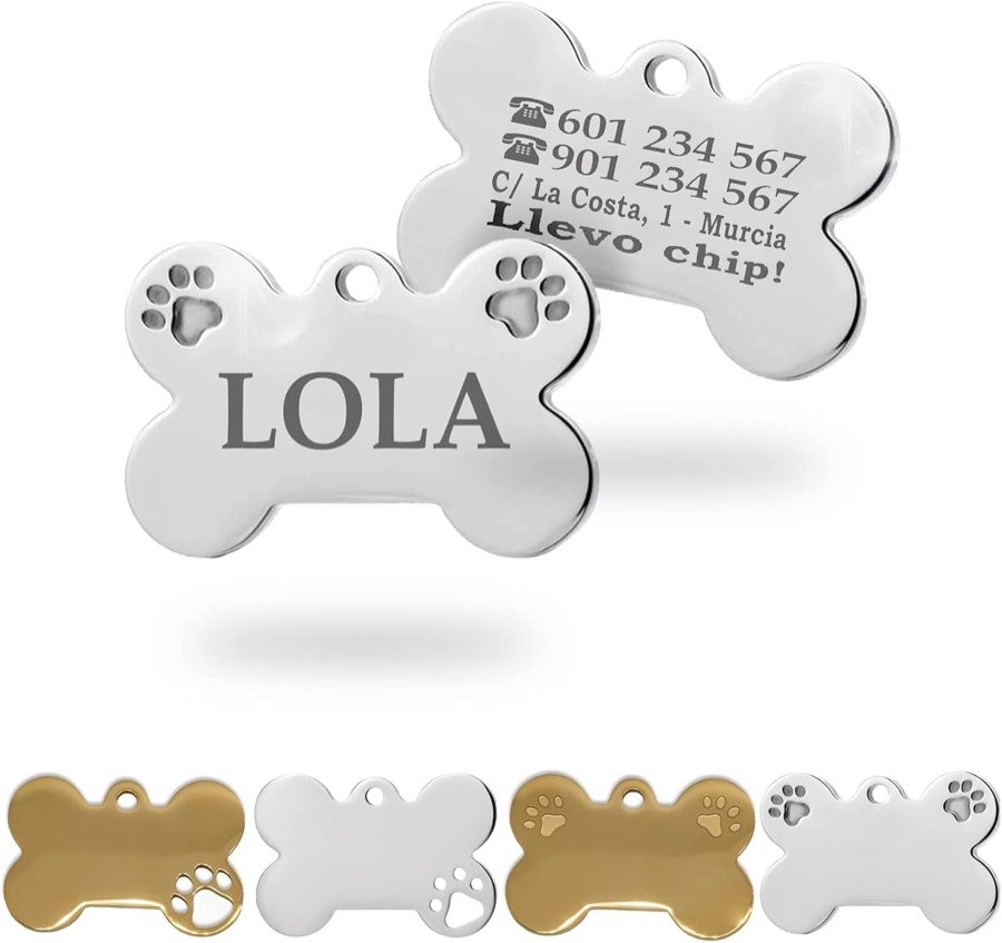 Dos chapas de hueso de acero con dos huellas en relieve, una con el nombre LOLA y otra con dos teléfonos, la dirección y el texto «Llevo chip», y debajo las variantes de acabado