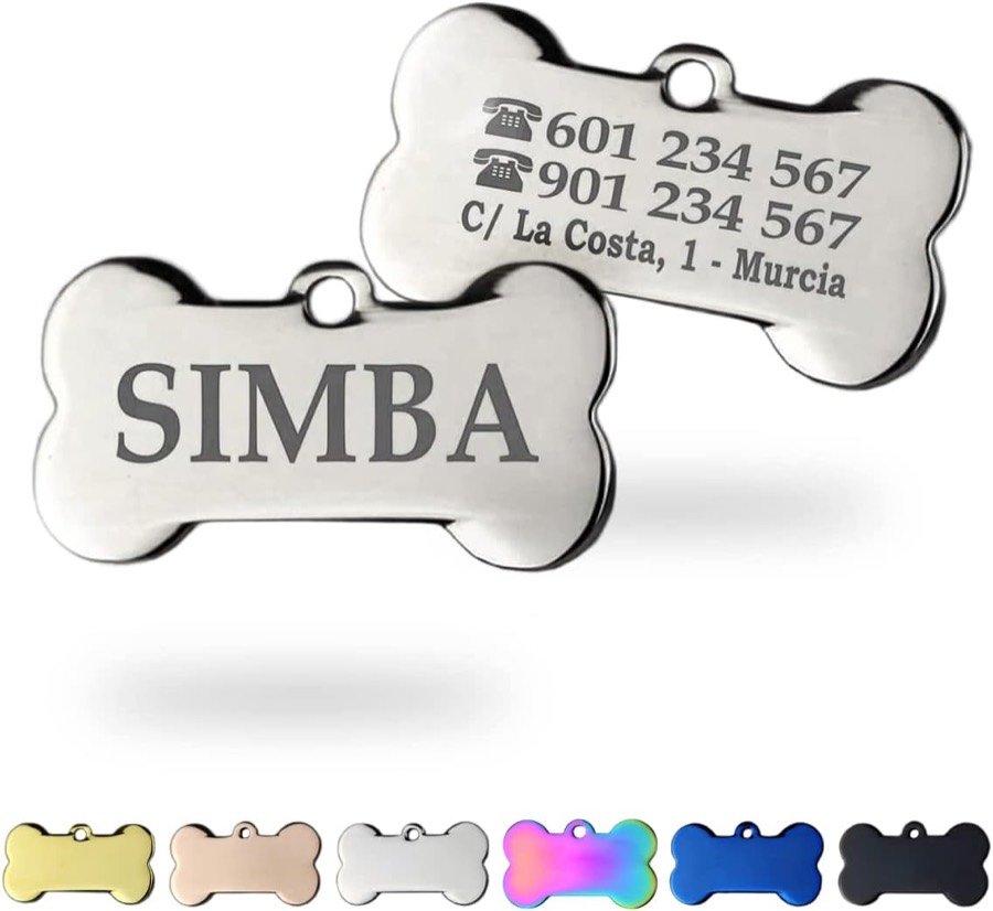 Dos chapas de hueso de acero plateado, una con el nombre SIMBA y otra con dos teléfonos y una dirección grabados, y debajo las seis variantes de color