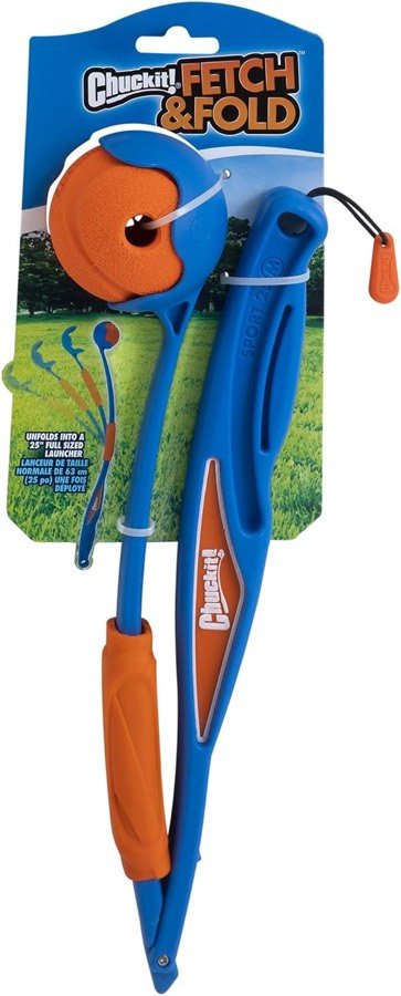 Lanzador Chuckit! Fetch & Fold azul y naranja plegado en su cartón de venta, con la pelota naranja en la copa