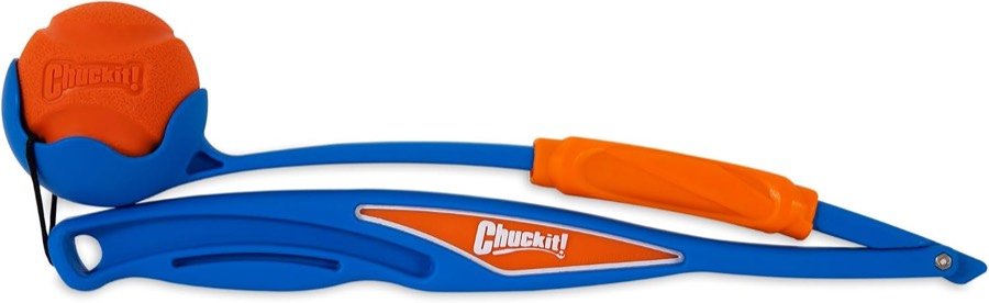 Ver imagen 2 de 5: El lanzador Chuckit! Fetch & Fold desplegado en horizontal, con el mango naranja y la copa que sujeta la pelota