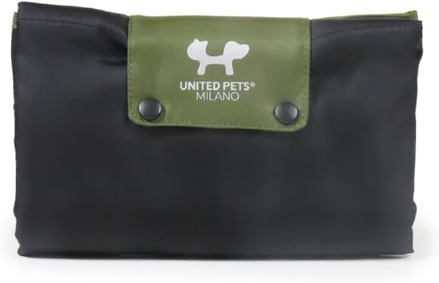 Ver imagen 2 de 6: La colchoneta United Pets plegada en un paquete negro con solapa verde de dos corchetes y el logotipo United Pets Milano