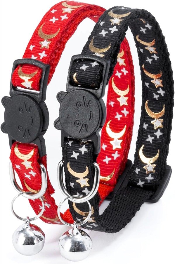 Dos collares GingerUPer para gato, uno rojo y otro negro, con estampado de lunas y estrellas, cierre antiahogo con forma de gato y cascabel