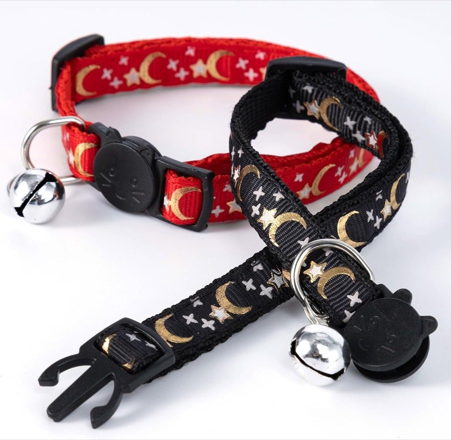 Ver imagen 4 de 6: Los dos collares GingerUPer, rojo y negro, con las hebillas de plástico y los cascabeles plateados