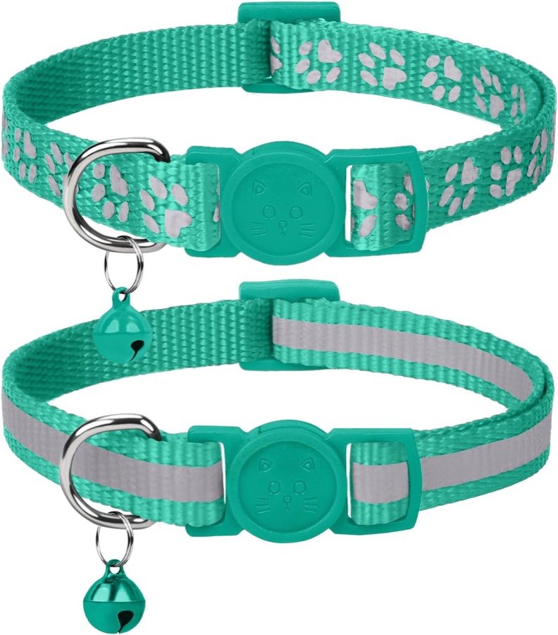 Dos collares Taglory turquesa para gato, uno con huellas reflectantes y otro con franja reflectante, con cierre antiahogo y cascabel