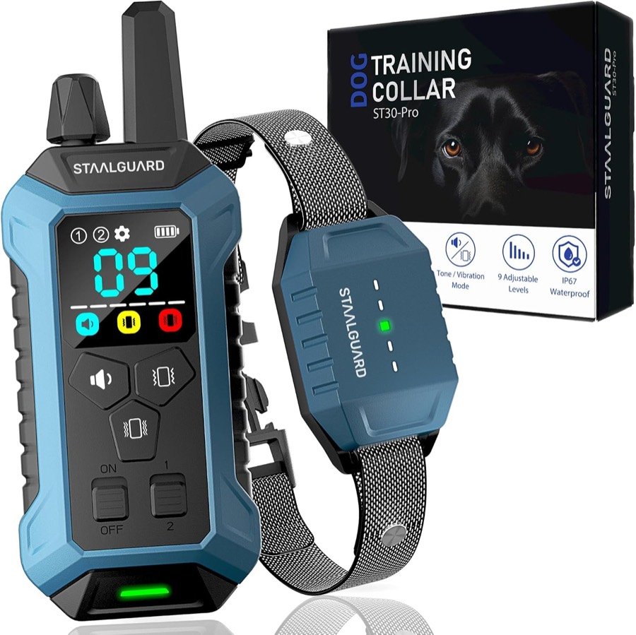 Collar de adiestramiento STAALGUARD ST30-Pro con su mando azul de pantalla a color y la caja
