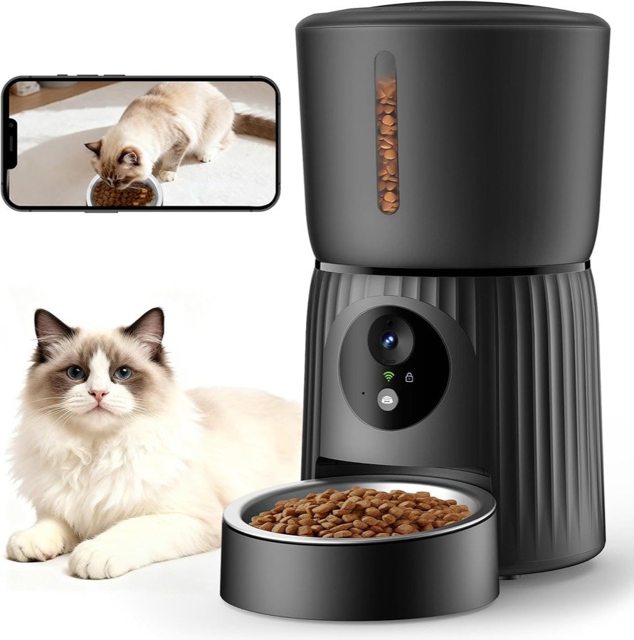 Comedero automático Faroro negro con cámara frontal y cuenco de acero, un gato al lado y la imagen de la cámara en el móvil