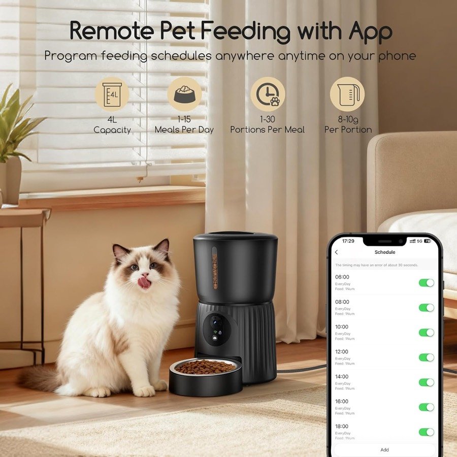 Ver imagen 3 de 6: Gato junto al comedero Faroro y la aplicación con la programación de comidas: 4 litros, hasta 15 comidas y de 1 a 30 raciones