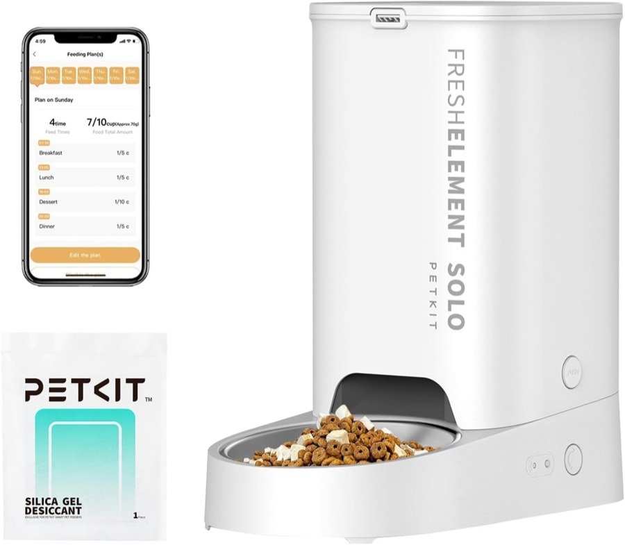Comedero automático PETKIT blanco junto a la pantalla de la app y un saco de pienso