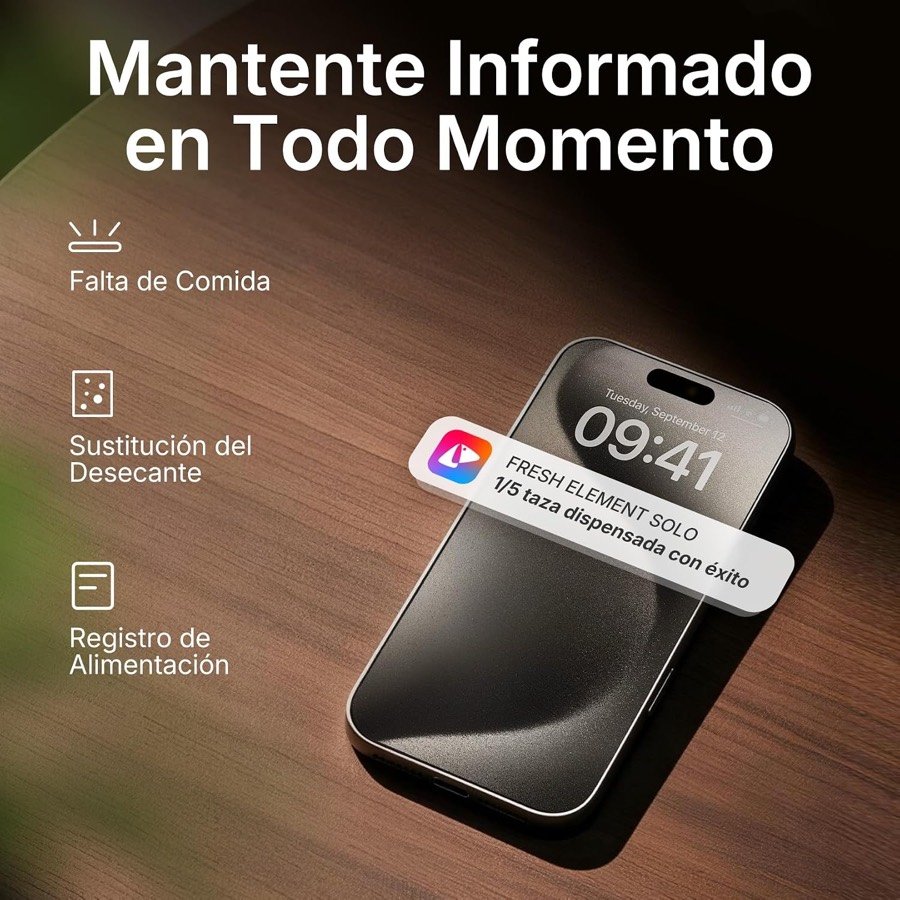 Ver imagen 6 de 6: Móvil mostrando la notificación de la app PETKIT que confirma que se ha servido la comida